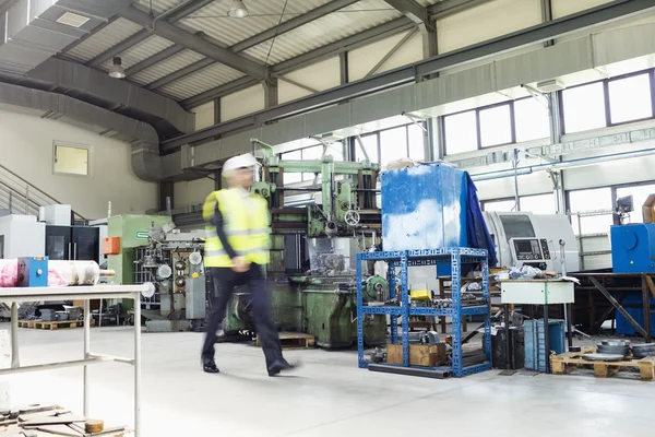 Supervisor masculino caminando en la industria del metal — Foto de Stock