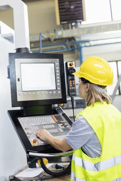 Máquinas de trabalho operando no painel de controle — Fotografia de Stock