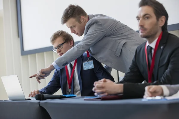 Biznesmen, wyjaśniając strategii do kolegi na laptopie — Zdjęcie stockowe