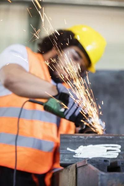 Chispas saliendo de la amoladora con el trabajador —  Fotos de Stock