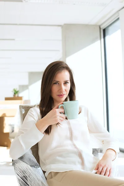 Femme d'affaires tenant tasse de café — Photo