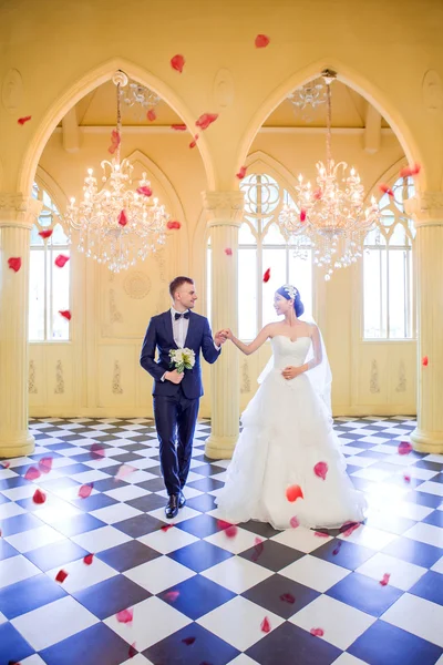 Elegante coppia di nozze a piedi in chiesa — Foto Stock