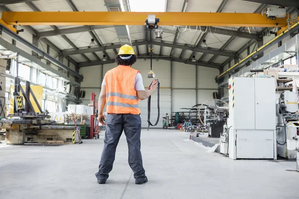 Arbetare verksamma kran i fabrik — Stockfoto