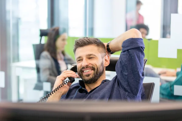 Усміхнений бізнесмен розмовляє по телефону — стокове фото