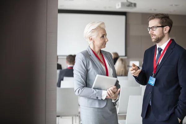 Mensen uit het bedrijfsleven bespreken in seminar zaal — Stockfoto