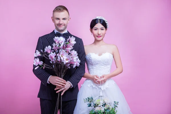 Hochzeitspaar mit Blumen — Stockfoto