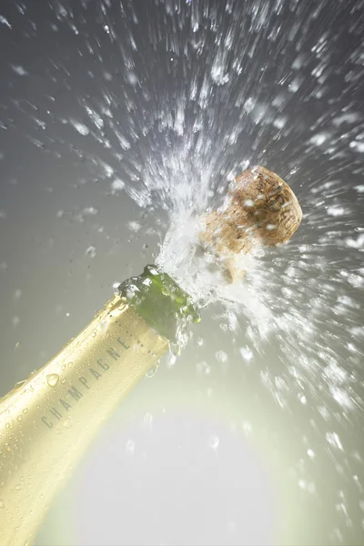 Champagne cork popping with splashing alcohol — Stock Photo, Image