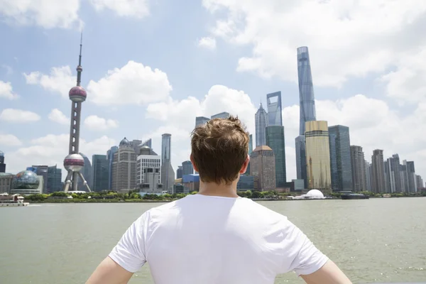 Mann blickt auf Pudong-Skyline — Stockfoto