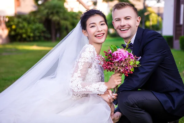 Happy wedding couple — Stock Photo, Image