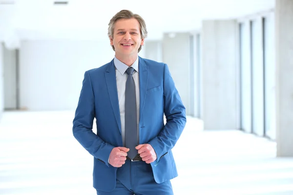 Businessman smiling and looking at camera — Stock Photo, Image