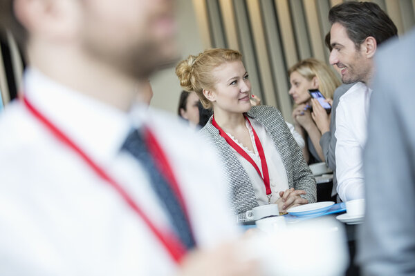 Деловые люди разговаривают с кофе-брейком в холле
 