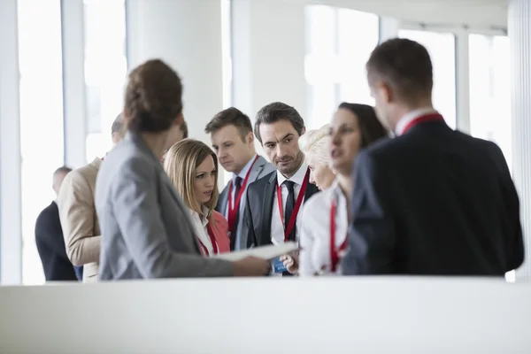 Affärsmän som diskuterar i convention center — Stockfoto