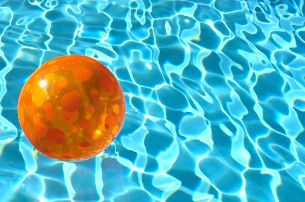 Pelota de playa flotando en la piscina — Foto de Stock