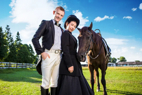 Zeker paar staande met paard — Stockfoto