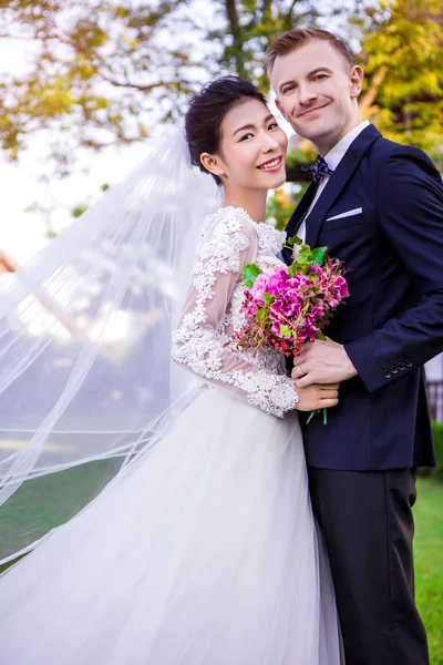 Happy wedding couple — Stock Photo, Image