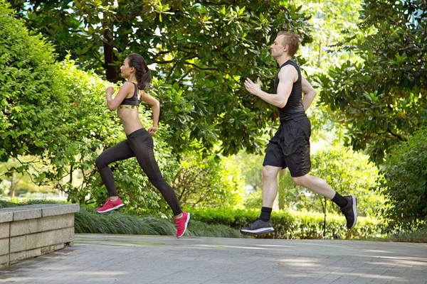 Coppia che corre nel parco — Foto Stock