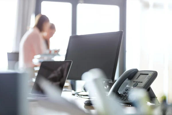 Datorskärm och laptop på skrivbordet — Stockfoto