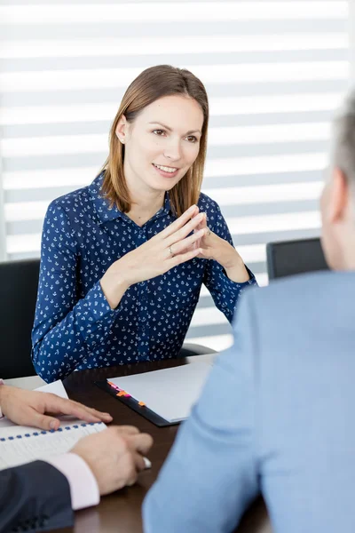 Selbstbewusste Geschäftsfrau diskutiert mit männlichem Kollegen — Stockfoto