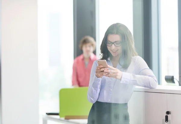 Mujer de negocios sonriente usando teléfono móvil —  Fotos de Stock