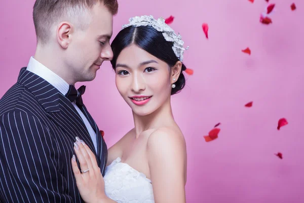 Beautiful bride standing with groom — Stock fotografie