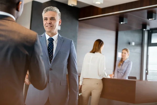 Zakenman schudden handen met mannelijke collega — Stockfoto