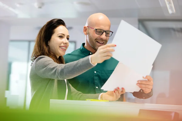 Geschäftsleute diskutieren über Papierkram — Stockfoto