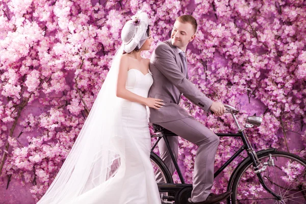 Pareja de boda mirándose — Foto de Stock