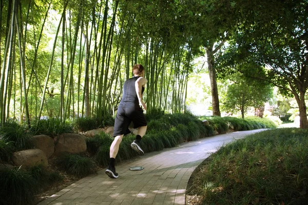 Man loopt in park — Stockfoto