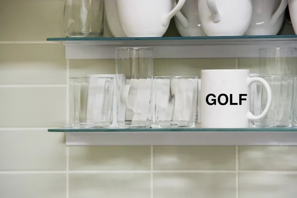 Kubek z tekstem golf na półce — Zdjęcie stockowe
