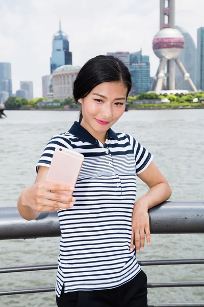 Mulher sorridente tomando selfie — Fotografia de Stock