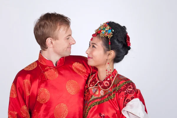 Braut und Bräutigam im chinesischen Hochzeitsoutfit — Stockfoto