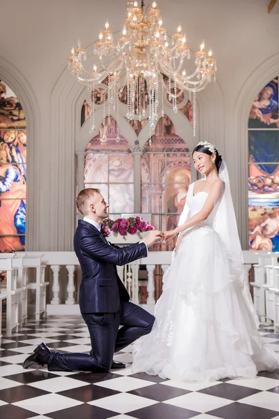 Bridegroom putting ring on bride finger — ストック写真