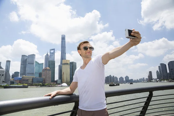 浦東のスカイラインに対して selfie を取る人 — ストック写真