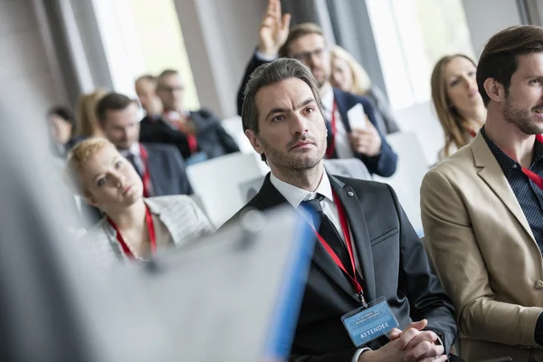 Empresários que participam em seminários — Fotografia de Stock