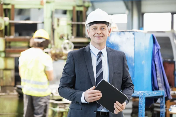 Självsäker affärsman på fabriken — Stockfoto