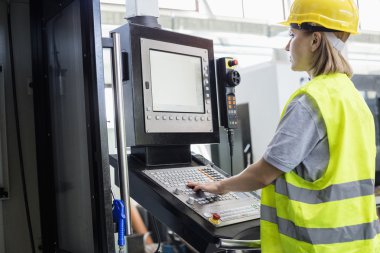 Makine denetim masasında çalışan 