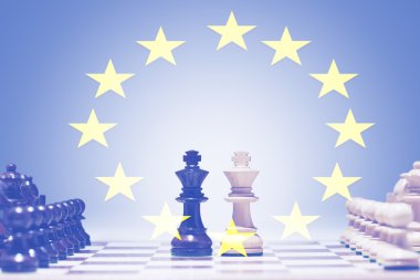 satranç tahtası üzerinde satranç figürleri  