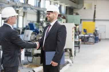 Tokalaşırken metal sektöründe iş adamları 