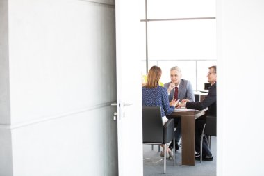 İşadamları ve işkadını yönetim kurulu odasında