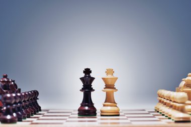satranç tahtası üzerinde satranç figürleri 