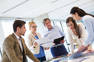 Yeni projede ofiste çalışan tasarım profesyonelleri