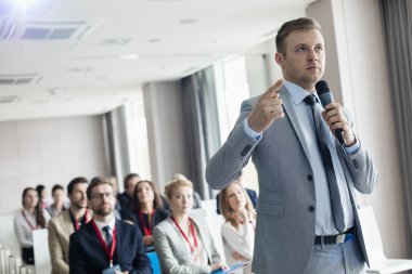 Seminer sırasında konuşan işadamı
