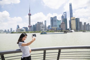 Pudong skyline karşı selfie alarak kadın