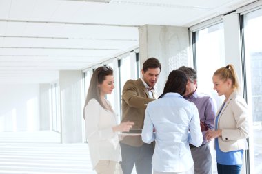 Ofiste tartışma iş adamları 