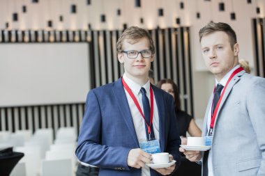 Kendine güvenen işadamları bardak kahve holding