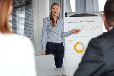 Yönetim kurulu odasında sunu işkadını  