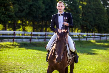 Mutlu bir adam binicilik at 