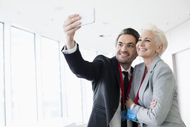iş insanları alarak selfie 