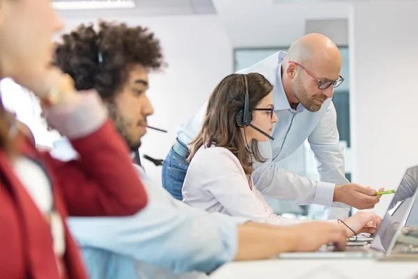 Manager e operatore femminile avendo discussione — Foto Stock