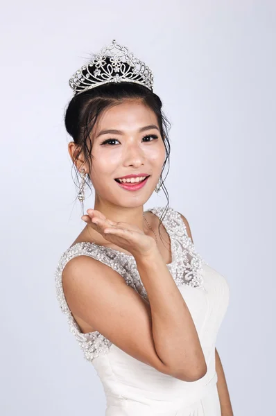 Vacker asiatisk kvinna i brudklänning — Stockfoto